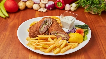 Beogradska šnicla punjena kačkavaljem i povrćem, sa pomfritom i sosom, specijalitet Restorana Gradska Beograd.