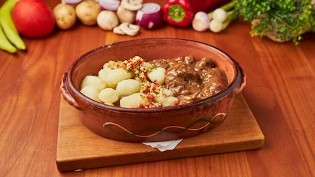 Srneći gulaš sa njokama u zemljanoj posudi, tradicionalno jelo od divljači u Restoranu Gradska Beograd.